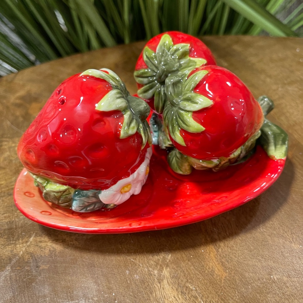 Strawberry 🍓 Red Ceramic Salt and Pepper Shakers with Strawberry Plate NWT